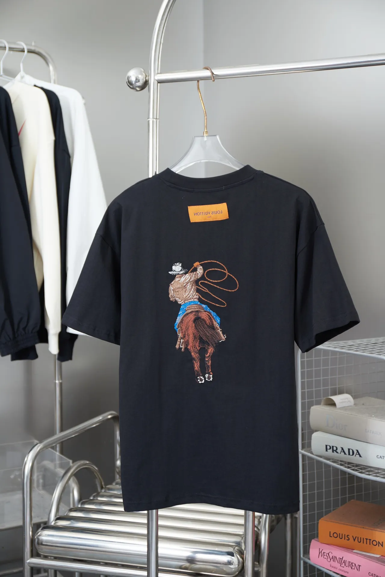 🅿️210 High quality LOUIS VUITTON/Louis Vuitton 25FW Autumn and Winter series Western denim cotton front and back embroidered short-sleeved T-shirt with twist embroidery brand logo letters on the hem, the dawn style of the 24FW fashion show. Complete with three standards, using high-weight pure cotton fabric! It feels very comfortable. The OS drop-shoulder version adopts imported Tajima machine embroidery technology. It is fashionable and personalized, and it is super versatile! The threaded neckline is not loose, the color is fixed at high temperature, and the through-shoulder strapping process is used. Unisex S M L XL